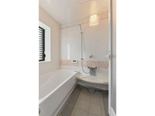 【愛知県/名古屋市千種区日岡町】日岡町パークハウス 追焚機能付きのため、いつでも快適なバスタイムを楽しめます。東向きバルコニーに面する窓有り。