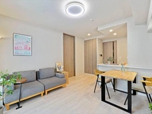 【愛知県/名古屋市東区泉】デュオヴェール久屋大通 ※販売対象に家具・調度品は含まれません。隣室はハイドア、キッチンは対面式で、すっきりとした印象です。