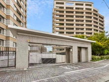 【愛知県/名古屋市千種区高見】セントラルガーデン・レジデンスA棟 駐車場には防犯性の高いシャッターゲートが備わっています。出入庫の際も見通しがよくスムーズです。