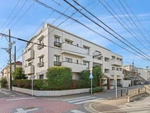 【愛知県/名古屋市千種区日岡町】日岡町パークハウス 外観：地上5階建ての2階部分、南向き角住戸です。大切なご家族の一員であるペットと暮らせます(細則有り)。