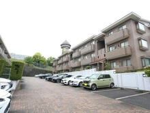 【愛知県/名古屋市千種区田代町】覚王山パークハウス 外観：三菱地所分譲、RC造地上3階建。暮らしの楽しみ方が広がるテラスや専用庭付きの開放的な住まいです。
