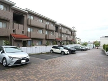 【愛知県/名古屋市千種区田代町】覚王山パークハウス 専用使用権付き駐車場有り(1台分、車種による)。平面駐車場のため、お出かけもスムーズです。