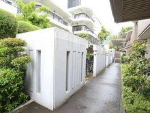 【愛知県/名古屋市千種区田代町】覚王山パークハウス 壁でゆるやかに区切られた駐輪スペース。通路から自転車が直接見えにくく、すっきりとした印象です。