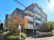 【東京都/新宿区市谷加賀町】ザ・パークハウス市谷加賀町 外観：三菱地所レジデンス分譲「ザ・パークハウス」シリーズマンション。4駅5路線が利用できる交通至便な立地。