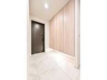 【東京都/新宿区四谷】クラッシィタワー新宿御苑 玄関には収納力のあるフロートタイプの下足入が備わっています。間接照明が優しく足元を照らしてくれます。