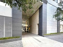 【東京都/新宿区市谷本村町】ザ・センター東京 メインエントランスは、高さ約6.7ｍの重厚感のある黒御影石貼りの列柱が特徴的です。