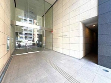 【東京都/新宿区市谷本村町】ザ・センター東京 床と壁には自然の質感を引き立てる天然石をあしらい、空間全体に洗練された雰囲気が漂います。