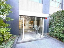 【東京都/新宿区市谷本村町】ザ・センター東京 豊かな緑を配したフォレストガーデンから続く、明るく開放的な「ガーデンエントランス」。