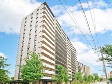 【東京都/北区志茂】ザ・パークハウスオイコス赤羽志茂 外観：ベージュを基調に濃淡を使い分けタイルが使用されたマンション外観