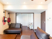 【東京都/北区赤羽南】ザ・パークハウス赤羽ウエストウイング リビング隣接の約4.6帖洋室は間仕切り扉で一体利用も可能、ライフプランにあわせ柔軟に利用可能です。