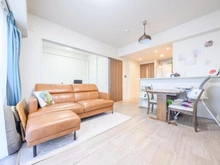 【東京都/北区志茂】ザ・パークハウスオイコス赤羽志茂　サードスクエア 無駄な梁がないため家具のレイアウトがし易く、プロジェクター投影も可能なリビング（約10.7帖）