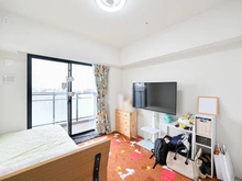【東京都/北区上十条】ザ・タワー十条 約6.3帖の洋室の一部に床暖房機能あり・バルコニーへ出入りできる窓あり・収納力のあるクローゼットあり