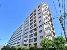 【東京都/北区東十条】ザ・パークハウス東十条フレシア 外観：豊かな植栽と落ち着いた色調が邸宅感を演出する外観
