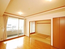 【京都府/京都市中京区西ノ京栂尾町】ファミール二条ステーションサイド 南向きバルコニーに面し、陽当りの良い団らん空間。LDは隣接の和室と一体利用し、広々と使えます。