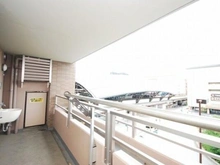 【京都府/京都市中京区西ノ京栂尾町】ファミール二条ステーションサイド 花台が備わり、彩り豊かな空間づくりを楽しめます。汚れものの洗濯に重宝するスロップシンク付きです。