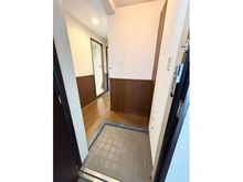 【京都府/京都市下京区松原通油小路東入】レジオン四条西洞院 玄関を入って右側に下足入が備わっています。靴を収納し、玄関回りをすっきりと片付けることができます。