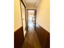 【京都府/京都市下京区松原通油小路東入】レジオン四条西洞院 玄関からLDKへと続く廊下の様子です。落ち着いたブラウンの建具が採用され、清潔感のある室内です。