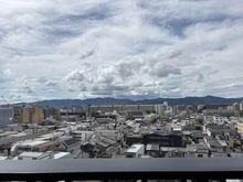 【京都府/京都市中京区岩上通六角下る】ザ・パークハウス堀川六角 地上11階建・最上階住戸ならではの開放的な眺望です。晴れた日には、青空の下に広がる街並みが望めます。