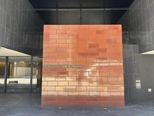 【京都府/京都市中京区東洞院通蛸薬師下る】THERESIDENCE京都東洞院四条 外観：2011年6月築、RC造地上10階建・総戸数83戸。共用廊下はホテルライクな内廊下設計です。