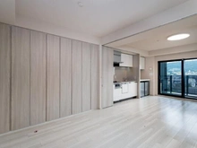 【京都府/京都市下京区西木屋町通松原下る】ザ・パークハウス京都河原町 LDKと洋室の一体利用で約16.9帖の広々空間として利用が可能。東向きの窓からは朝日が差し込みます。