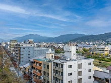 【京都府/京都市下京区西木屋町通松原下る】ザ・パークハウス京都河原町 鴨川を望む風情あるロケーション。目の前には視界を遮る建物がなく、開放的な景色を楽しむことができます。