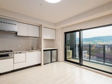 【京都府/京都市下京区西木屋町通松原下る】ザ・パークハウス京都河原町 キッチンは可動式の間仕切りで隠すことができ、生活感を感じさせない空間に。LDKは床暖房搭載です。