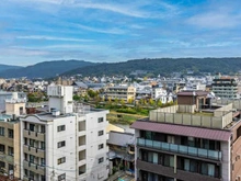 【京都府/京都市下京区西木屋町通松原下る】ザ・パークハウス京都河原町 陽当り・眺望良好。趣のある情景が広がります。3線3駅利用可能な、利便性の高さも魅力的な立地です。
