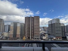 【京都府/京都市中京区岩上通六角下る】藤和シティホームズ三条堀川 LDに面した東側バルコニーからの眺望。前面建物とは距離があり、採光・通風が確保され、眺望も良好です。