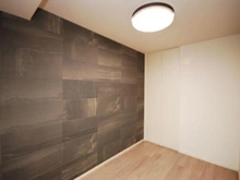 【京都府/京都市中京区三条油小路町】ザ・パークハウス三条油小路 LDKに隣接する約4.5帖の洋室です。引き戸を開放し、18帖超の大空間として一体利用が可能です。