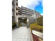 【京都府/宇治市六地蔵】アルス京都六地蔵リスタシア アプローチは奥行きがあり、道路からの視線が入りにくい設計。出入り時のプライバシー面にも配慮されます。