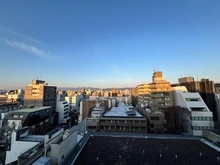 【京都府/京都市下京区白楽天町】四条烏丸クロスマーク 11階建10階部分に位置します。バルコニーには掃除などに便利なスロップシンクが設けられています。