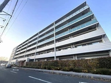 【滋賀県/大津市萱野浦】プレサンスロジェ大津瀬田レイクフロント 外観：総戸数153戸のビッグコミュニティ。JR東海道本線「瀬田」駅まで直通の専用シャトルバスがございます。