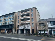 【京都府/京都市東山区三条通白川橋東入4丁目】グローバル岡崎 外観：地下鉄東西線「東山」駅 徒歩5分、交通利便性の良い立地。地上5階建の2階部分、南向き角住戸です。