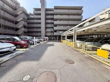 【京都府/向日市寺戸町】サンマンションアトレ東向日 敷地内に駐車場がございます。空き状況や駐車可能なお車のサイズ等の詳細はお気軽にお問い合わせください。