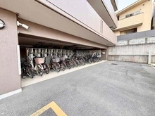 【京都府/向日市寺戸町】サンマンションアトレ東向日 駐輪場の様子です。管理会社により日勤管理されており、共用部も整然と保たれています。防犯カメラ有り。