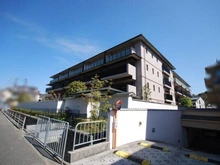 【京都府/京都市北区上賀茂朝露ケ原町】パークホームズ京都上賀茂 外観：地上4階地下1階建、総戸数43戸のRC造マンションです。管理会社による日勤管理が行われています。