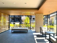 【京都府/京都市山科区御陵平林町】シャリエ京都山科 ガラスウォールで明るい光が差し込む共用部。椅子やテーブルセットが配され、待ち合わせなどにも便利です。