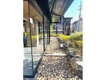 【京都府/京都市山科区御陵平林町】シャリエ京都山科 落ち着いた街並みに馴染む外構設計。共用部には宅配ボックス有り。ペット相談可です(細則有り)。