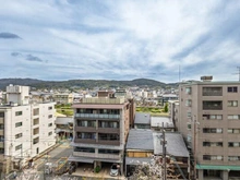 【京都府/京都市下京区西木屋町通松原下る】ザ・パークハウス京都河原町 外観：東向きバルコニーからの眺望写真です。晴れた日には、気持ちの良い青空と遠くの山を眺めることができます。