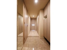 【京都府/京都市下京区西木屋町通松原下る】ザ・パークハウス京都河原町 収納力のあるシューズインクローゼットと下足入が備わる玄関です。エコカラットが採用されています。