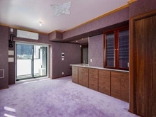 【京都府/京都市上京区小川通一条下る】クレヴィア御所西 3面採光で、1日を通して明るい陽光が差し込むLDK。西側バルコニーに出入りでき、開放感があります。