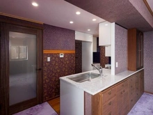 【京都府/京都市上京区小川通一条下る】クレヴィア御所西 キッチン周りには収納スペースがしっかりと確保されています。調理家電や食器類をすっきりと整理できます。