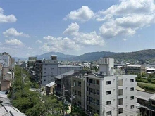 【京都府/京都市下京区西木屋町通松原下る】ザ・パークハウス京都河原町 晴れた日には、鴨川や山々の豊かな景色を望めます。季節とともに移り変わる自然を身近に感じられます。