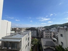【京都府/京都市右京区嵯峨朝日町】嵐山グランドシティ 天気の良い日は晴れ渡る青空を望みます。最上階部分につき、上階からの足音なども気になりません。