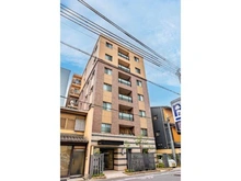 【京都府/京都市中京区巴町】パラドール烏丸御所南グランデ 外観：地下鉄烏丸線「丸太町」駅徒歩2分、地下鉄烏丸線・東西線「烏丸御池」駅徒歩6分。利便性の高い立地です。