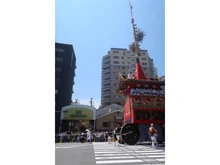 【京都府/京都市中京区下本能寺前町】ローレルコート寺町御池 日本三大祭である「祇園祭」がマンションの目の前で行われており、夏の風物詩としてお楽しみいただけます。