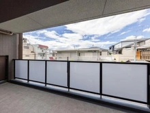 【京都府/京都市北区大将軍西町】ザ・パークハウス北野白梅町 12.96平米の西向きバルコニー。スロップシンク付きで靴やペット用品も気兼ねなく洗うことができます。