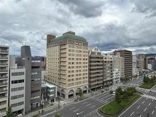【京都府/京都市下京区五条通新町東入】クレヴィア京都烏丸五条 便利な駅前エリア×五条通沿いの立地。前面建物とは距離があり、採光・通風が確保されています。