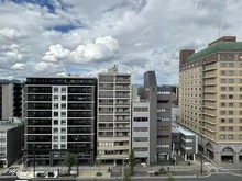 【京都府/京都市下京区五条通新町東入】クレヴィア京都烏丸五条 マンションやビルが建ち並ぶ都会的な街並み。生活利便施設が徒歩圏内の、暮らしに便利な住環境です。