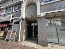 【兵庫県/神戸市兵庫区下沢通】湊川パークサイド オートロックやモニタ付きインターホンが採用されており、防犯面に配慮されています。
